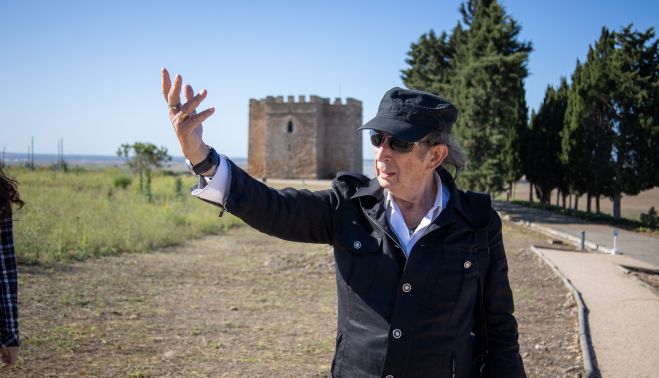 El catedrático delante del Castillo de Doña Blanca.