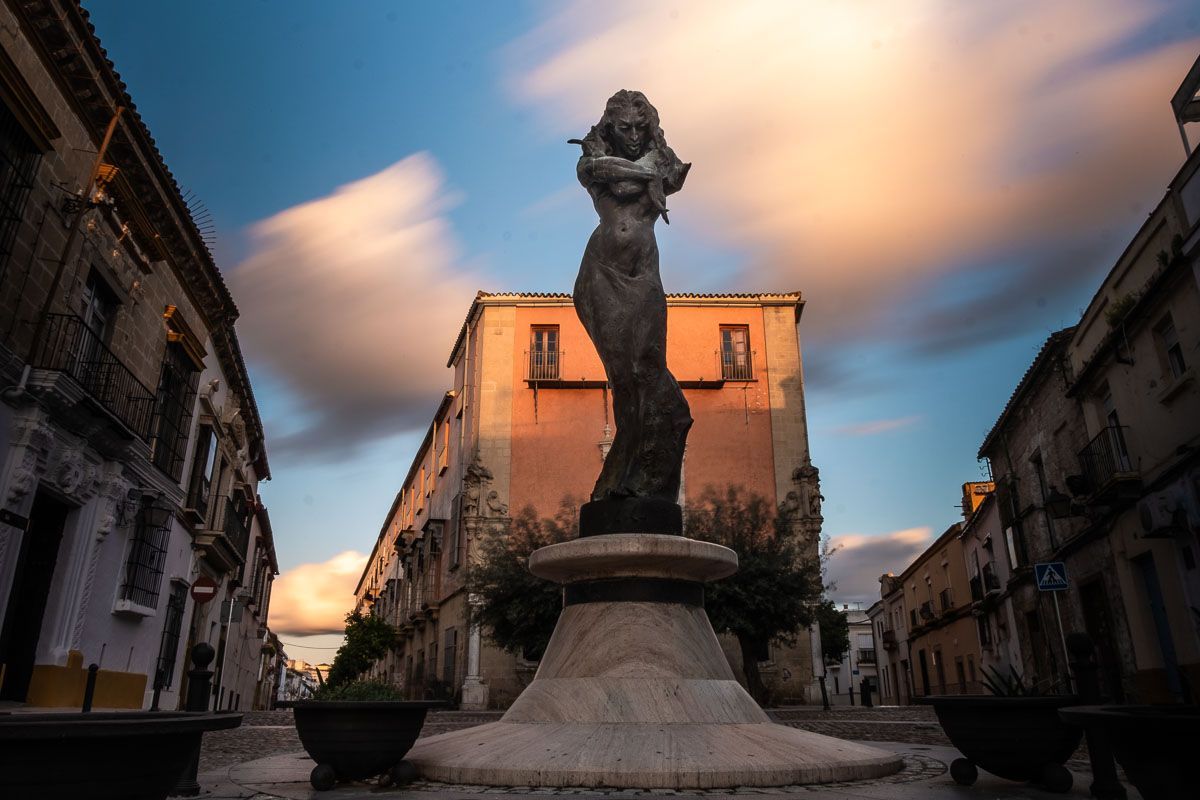 El monumento de Jerez a Lola Flores, en pleno San Miguel. FOTO: MANU GARCÍA