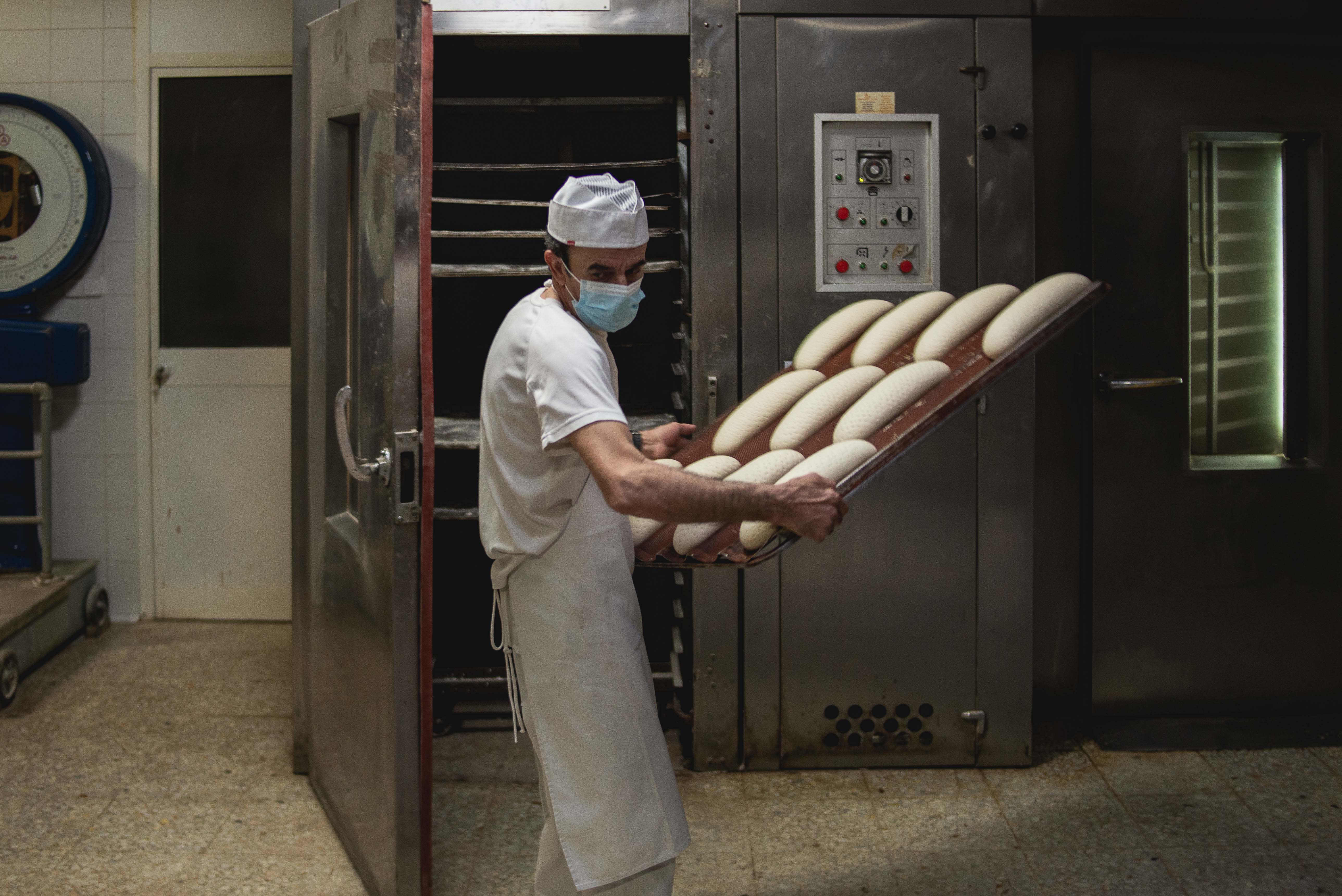 Antonio sacando el pan.
