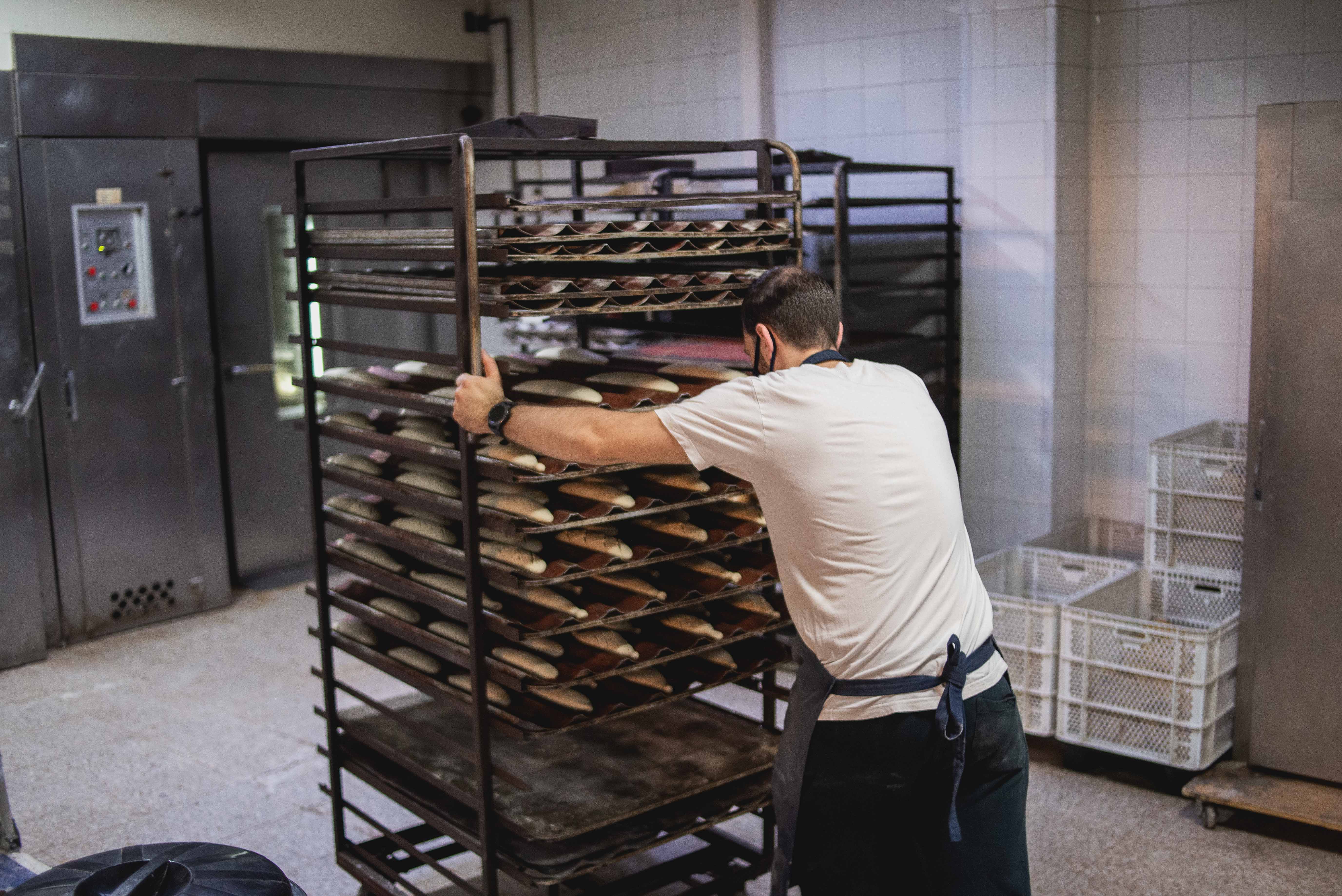 Álvaro llevando el pan para hornearlo.