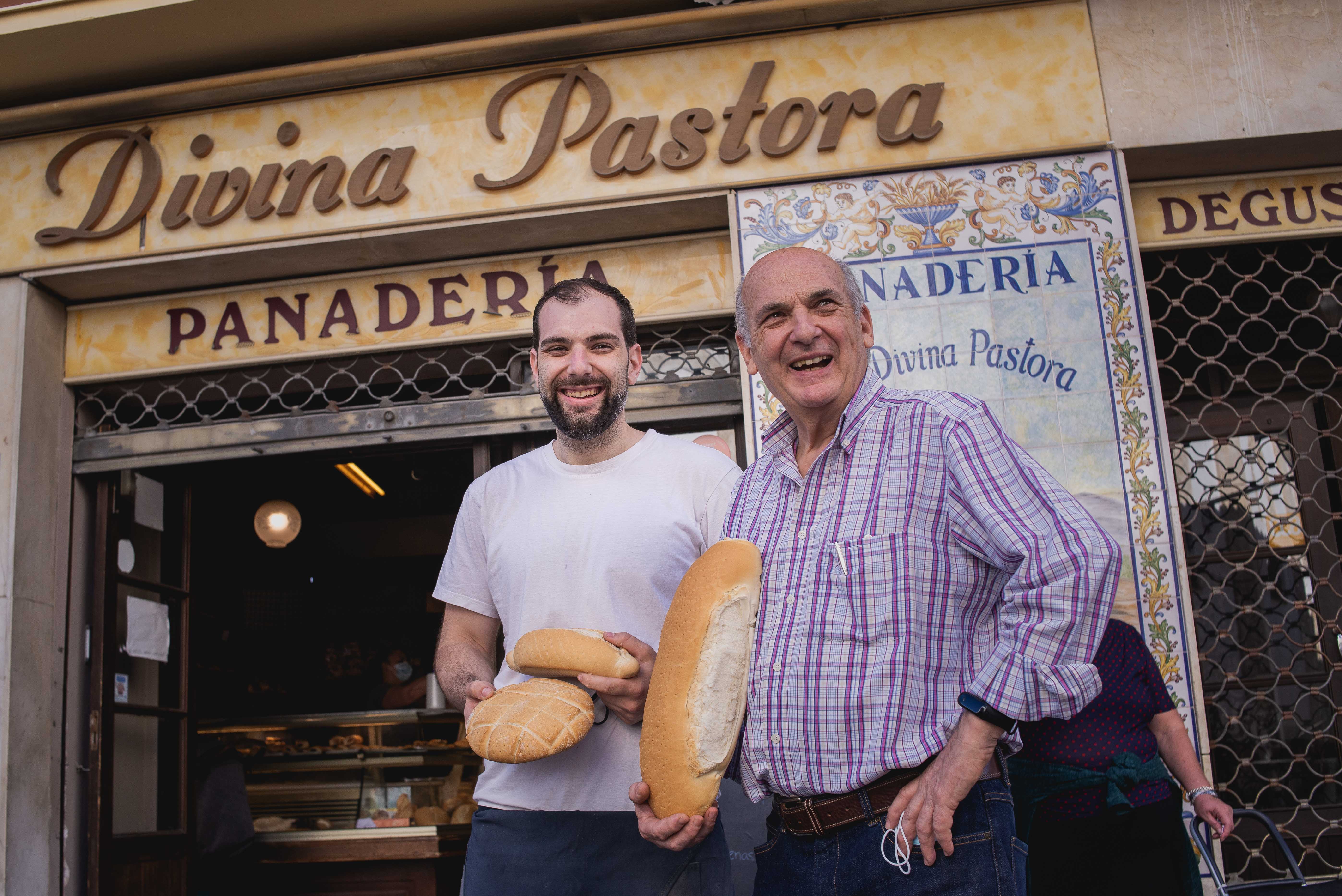 Antonio y Álvaro Ojeda, padre e hijo, en la panadería La Divina Pastora de El Puerto.