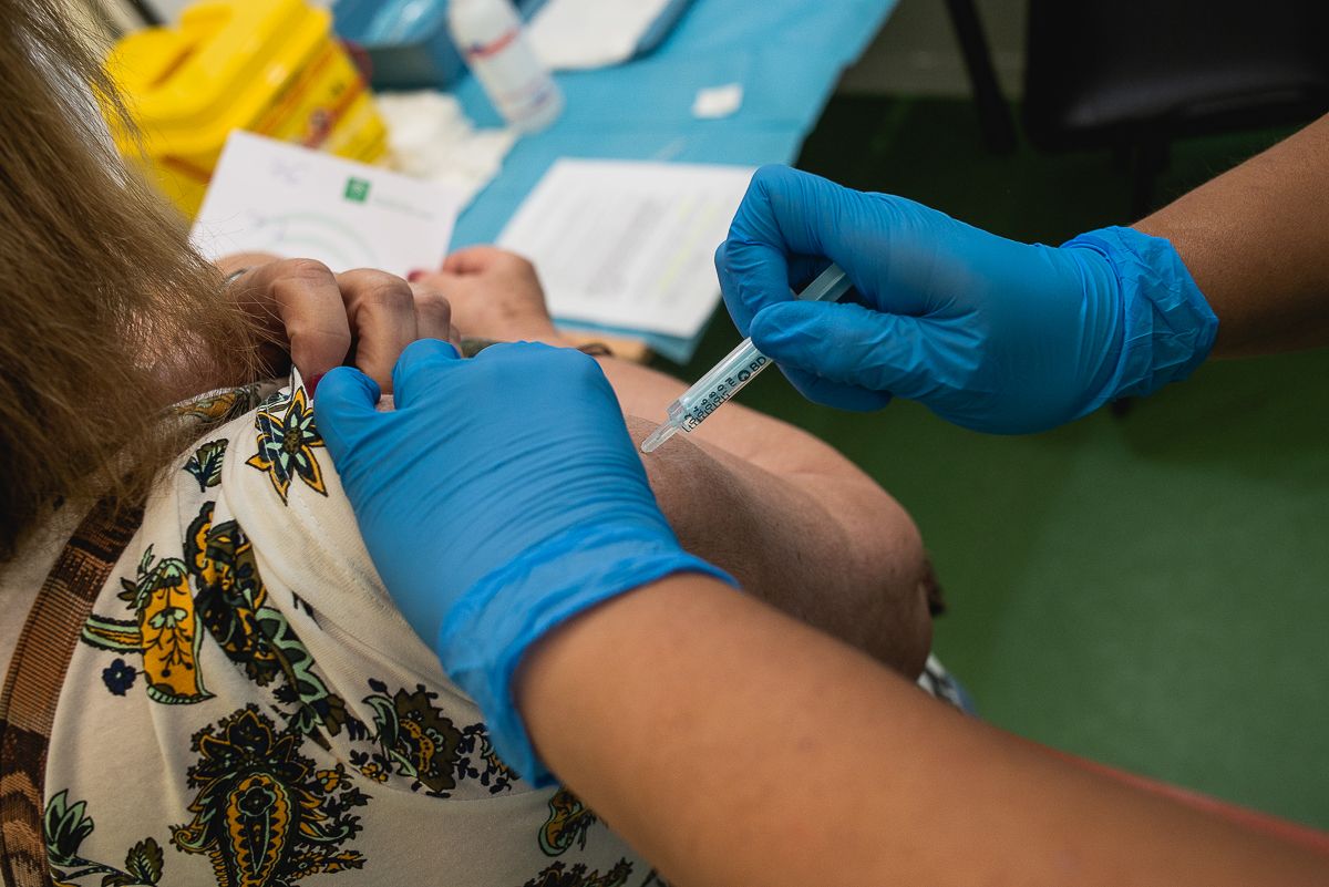 Andalucía comienza a vacunar contra la gripe y el covid a los mayores de 70 años, embarazadas...