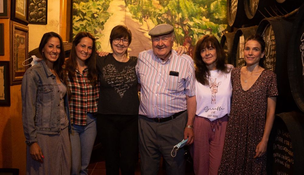 Isabel y Laura López, Antonia Martínez, el fundador Juan Martínez Martín-Niño, Juana Martínez y Ana Navarro, en la 'sacristía' de Bodegas El Gato.