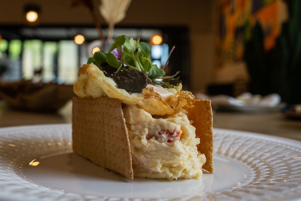 Ensaladilla de blancas con huevas de bogavante, huevo frito y trufa.