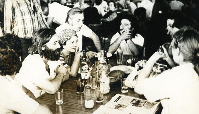  Parte del equipo de rodaje de Rocío en 1977, en el centro Fernando Ruiz Vergara y Ana Vila.