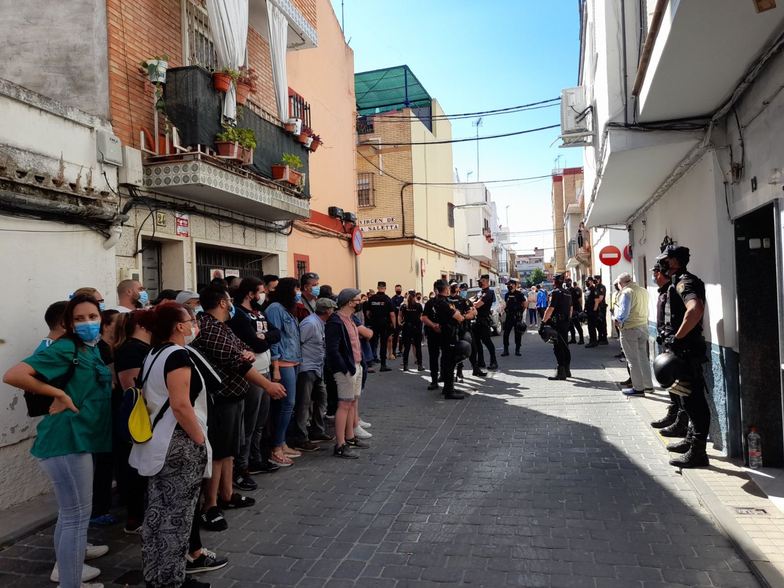 Convocatoria para frenar el desahucio de Leonor en la calle Fernando de Rojas de Su Eminencia.