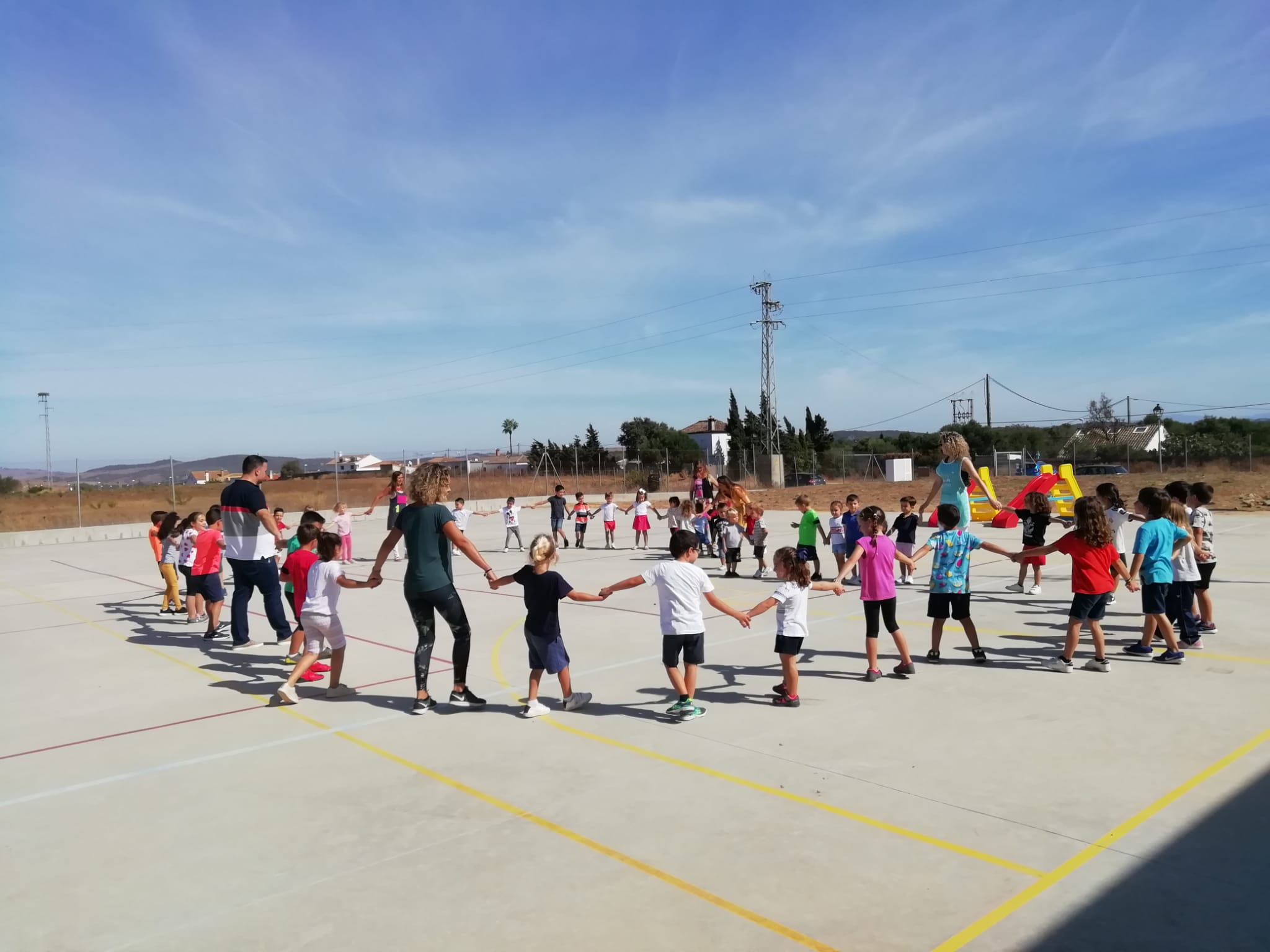 Niños y niñas del CEIP Antonio Machado juegan en el patio.