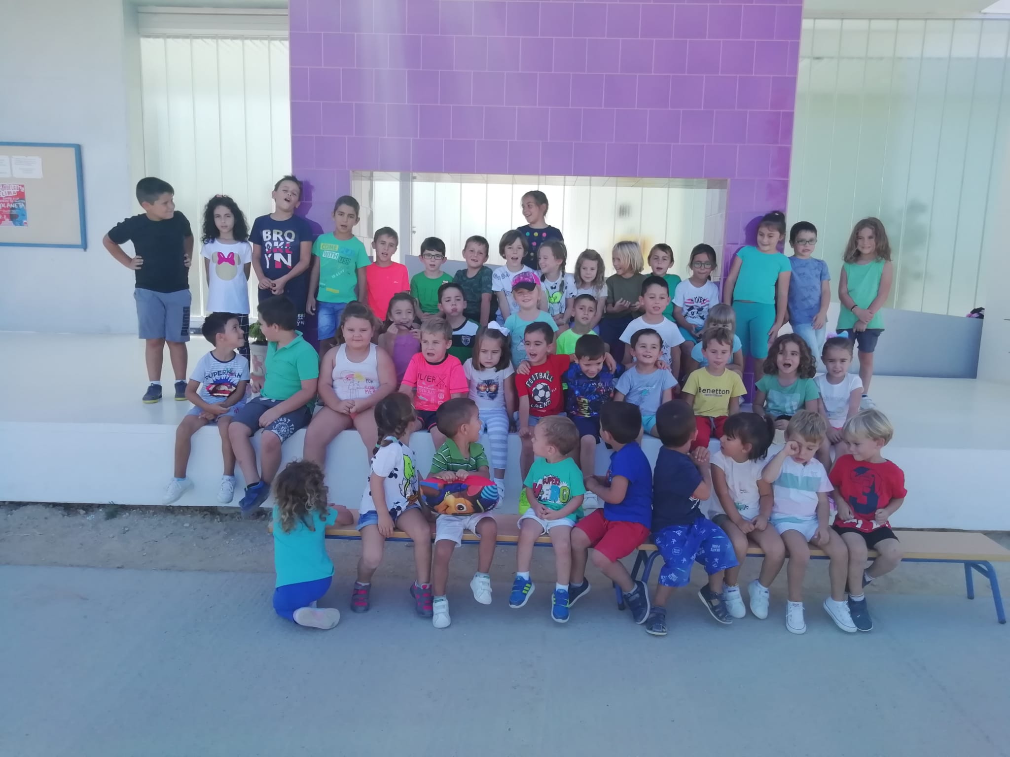 Grupo de alumnos y alumnas del colegio en una foto tomada antes de la pandemia.  CEDIDA