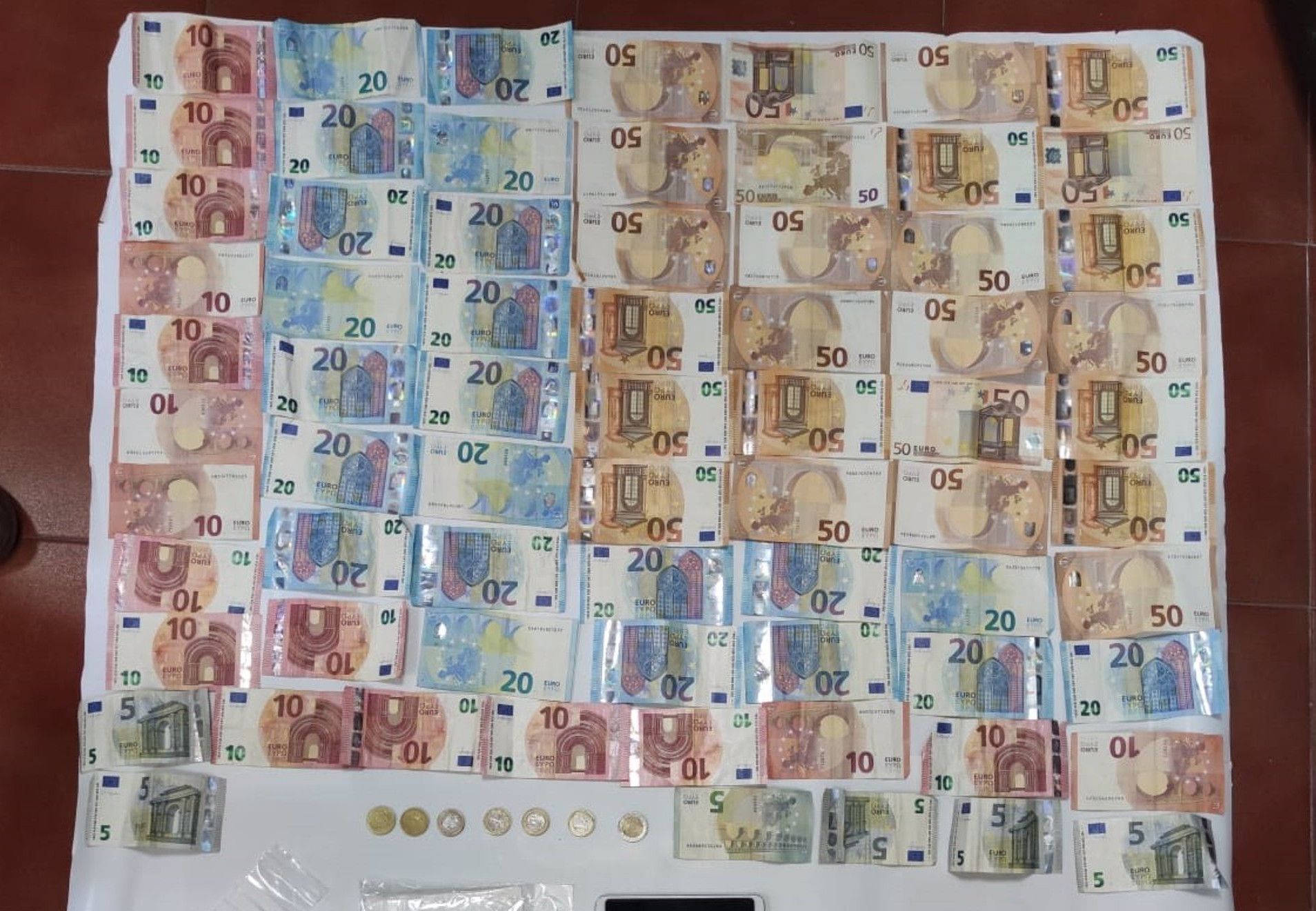 Parte del dinero encontrado en el domicilio de los narcos de un punto de venta muy activo en Los Barrios.