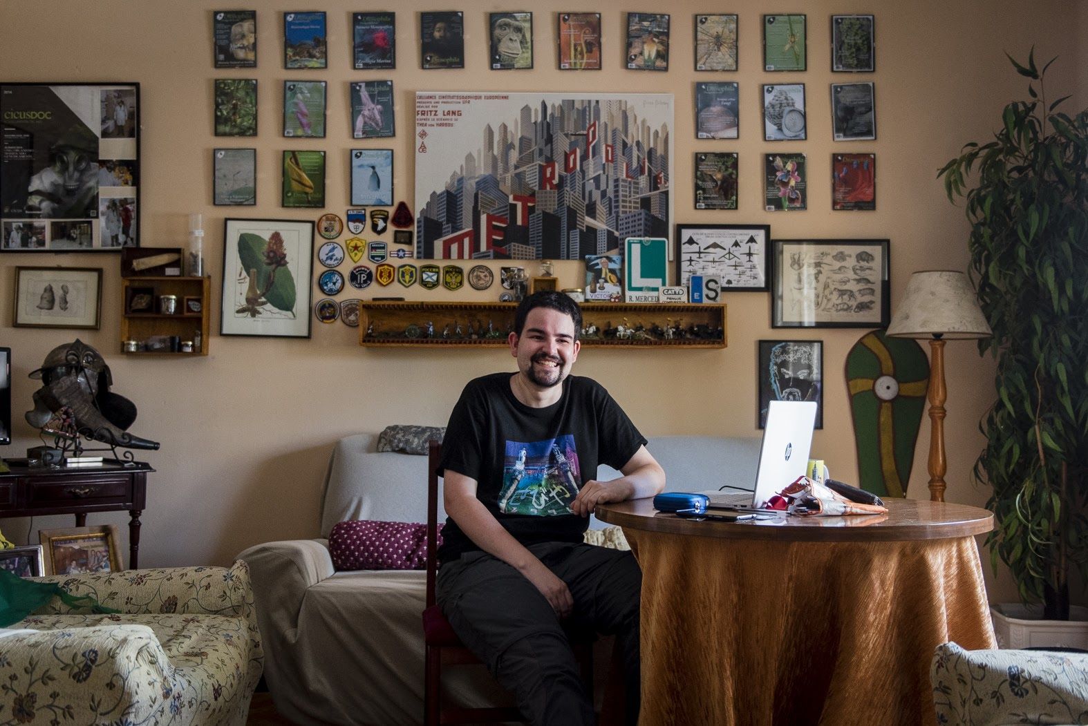 Bernar durante la entrevista en el salón de su casa.