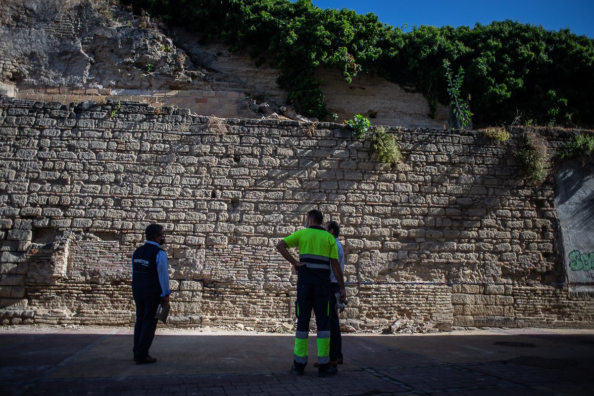 Zona de la muralla almohade en la Ronda del Caracol con calle Muro, donde en los últimos años ha habido desprendimiento de cascotes.