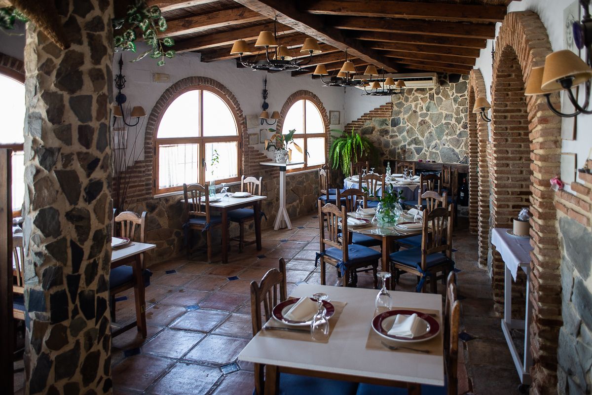 Salón del restaurante con decoración rústica.