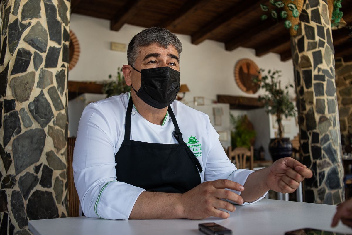 El hostelero isleño en una de las mesas del establecimiento.
