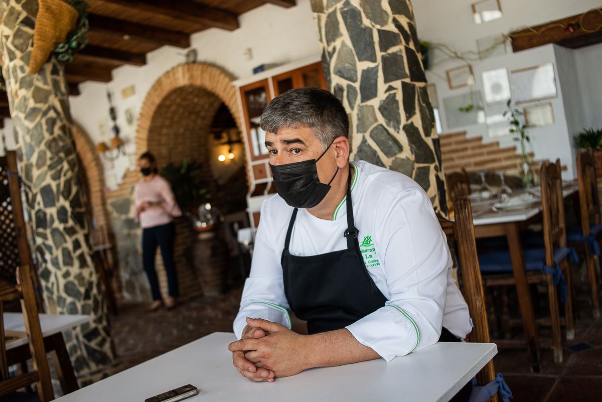 Miguel durante la entrevista en el interior del restaurante.