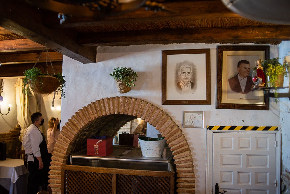 Retratos del abuelo y del padre de Miguel en Casa La Titi.