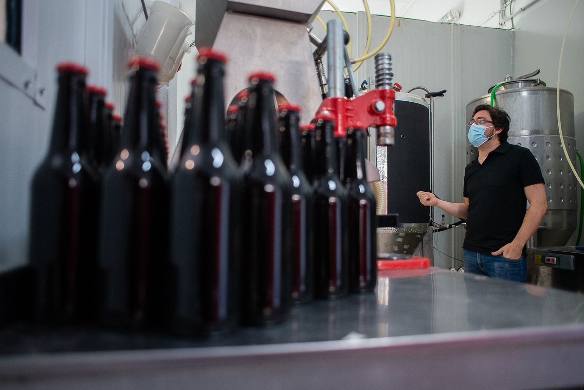 Israel explica el proceso de elaboración de la cerveza.
