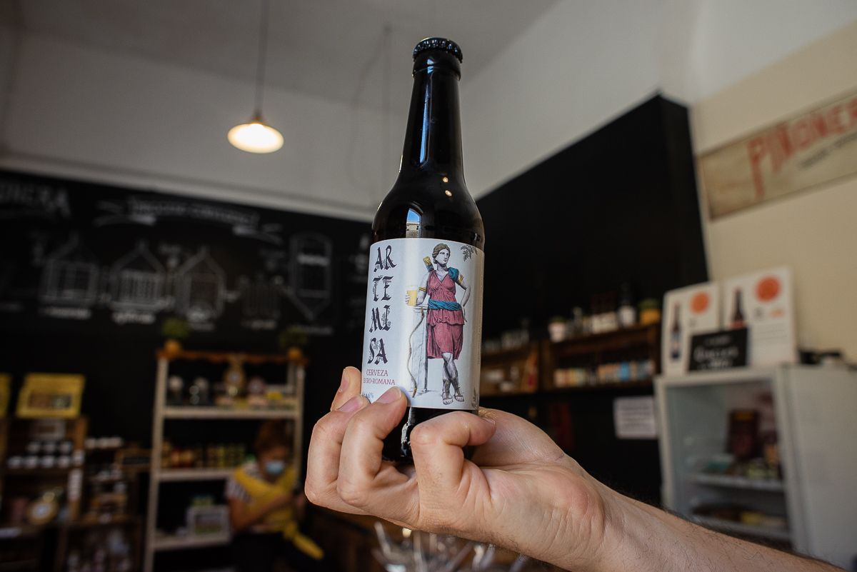 Un botellín de cerveza Artemisa.