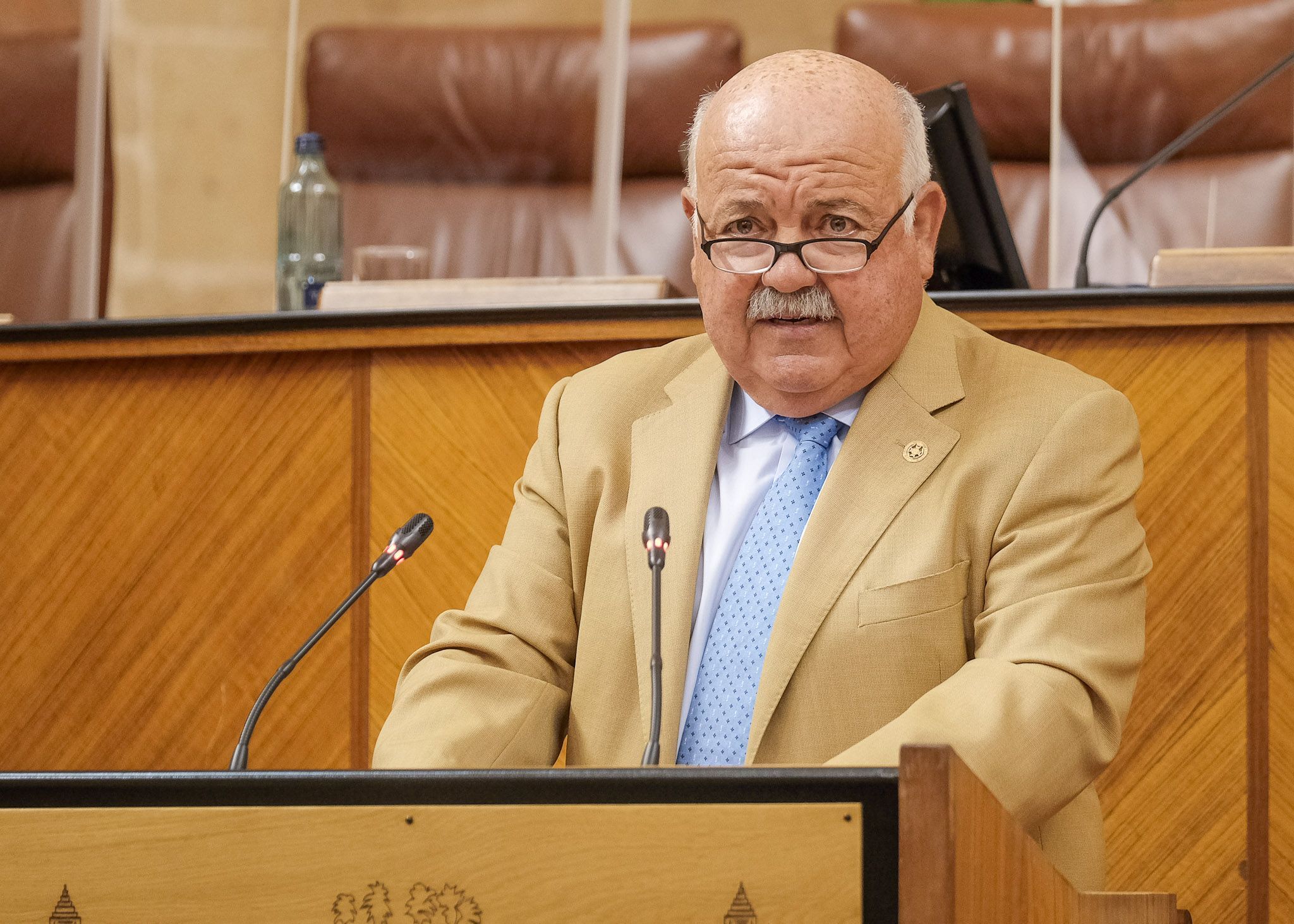 El consejero de Salud, Jesús Aguirre en un Pleno del Parlamento andaluz.