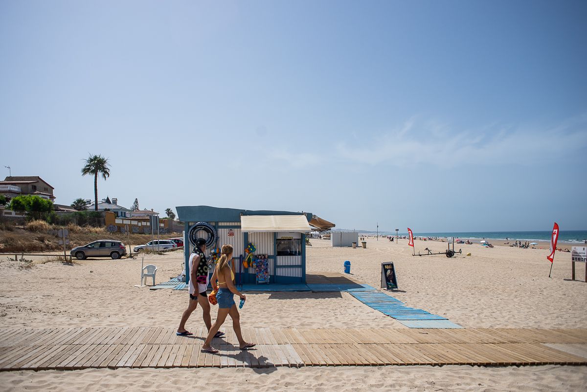 Veraneantes en La Barrosa, Chiclana, en una imagen reciente.