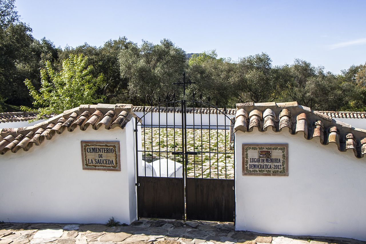 Acceso al cementerio de La Sauceda, Lugar de Memoria. ENTORNOAJEREZ.COM