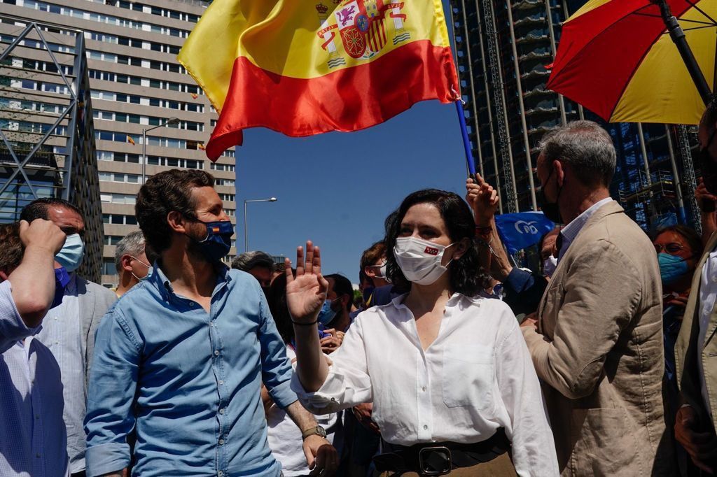 Casado y Díaz Ayuso, en el entorno de Colón.