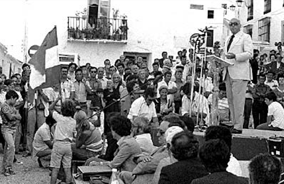 Manuel Clavero en un homenaje a Blas Infante, padre de la patria andaluza, en el municipio de Casares. PABLO JULIÁ (ARCHIVO JUNTA DE ANDALUCÍA)