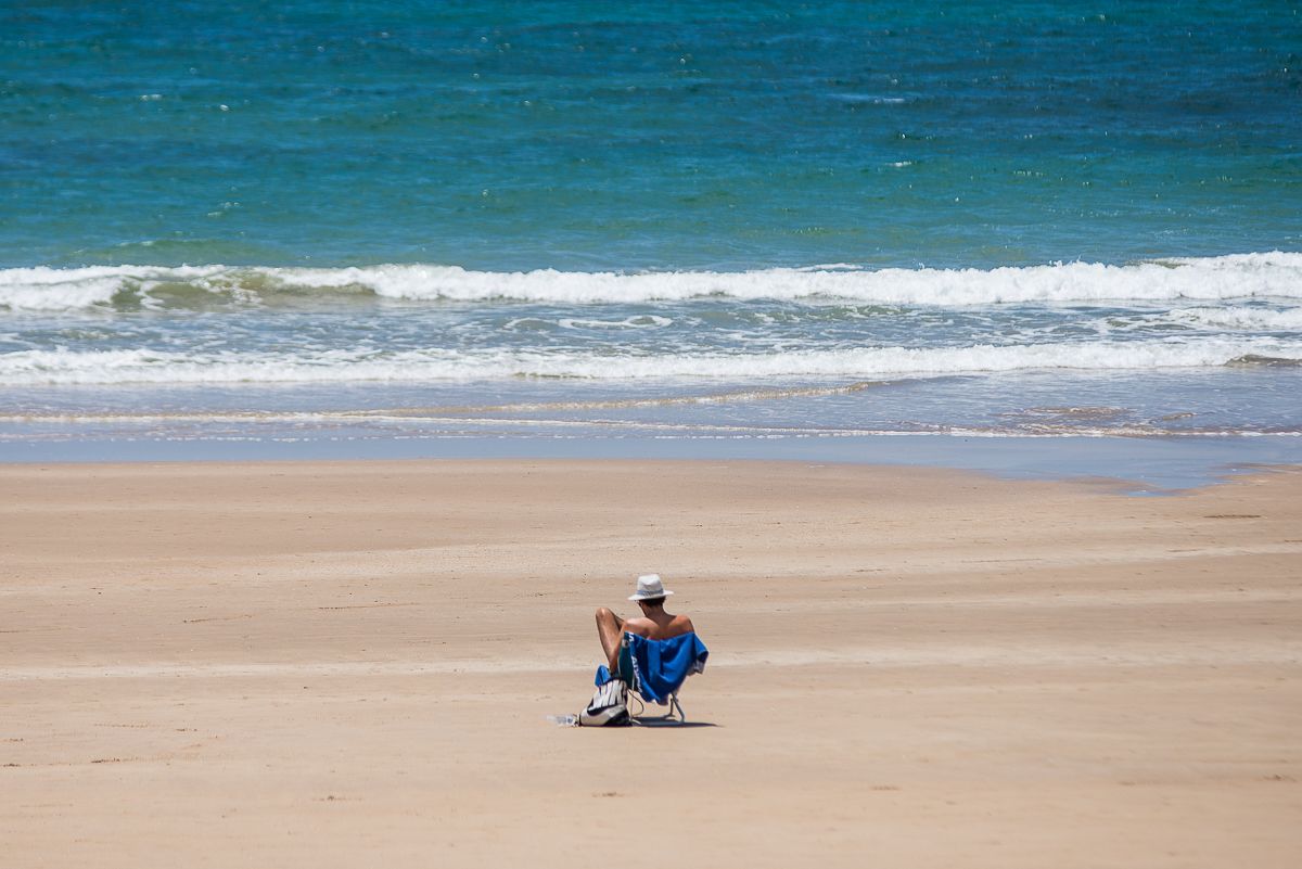 Un bañista en la playa de Costa Ballena, en Rota, en días pasados.