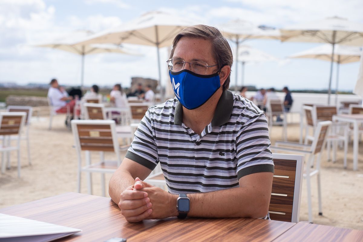 Héctor durante la entrevista en la terraza de Marambay.