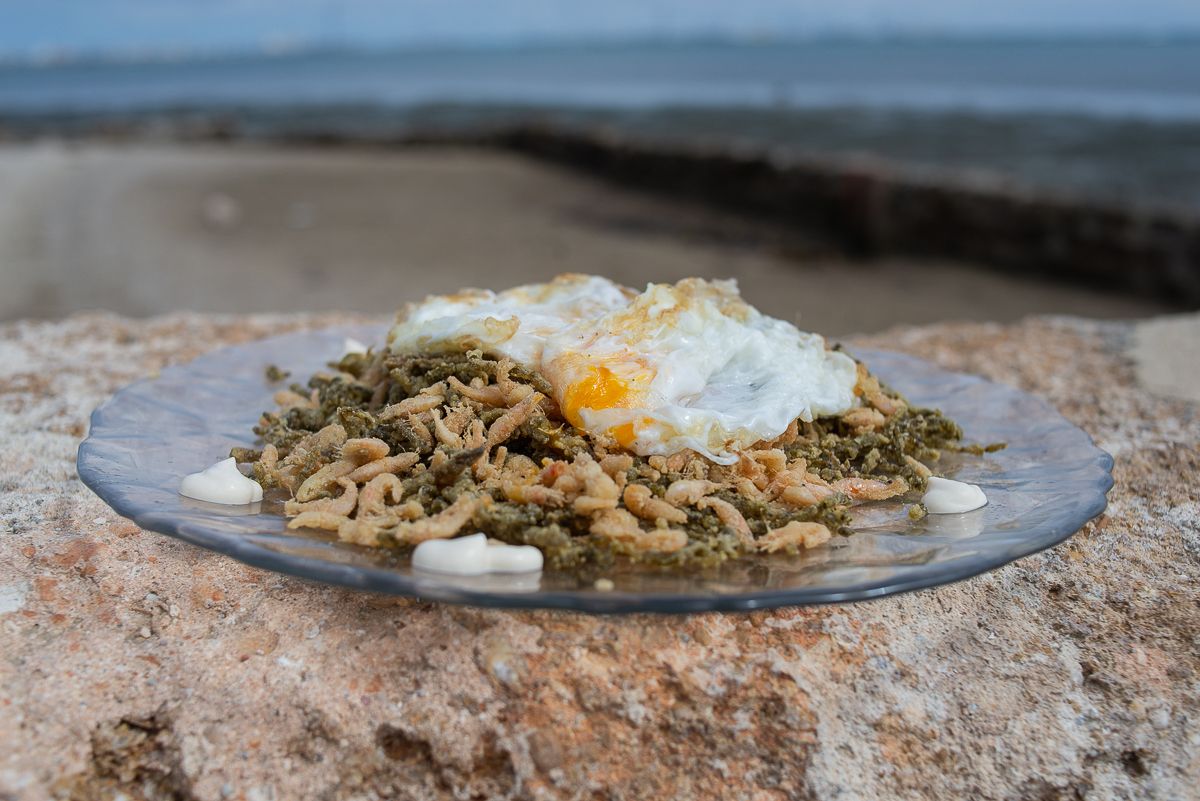 Revuelto de huevos con salicornia y camarones.
