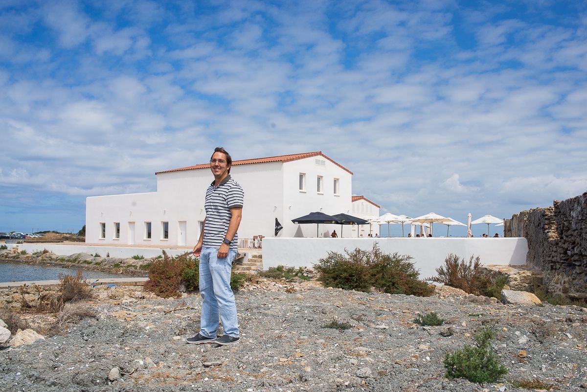 El ingeniero Héctor Bouzo en la salina olvidada en la Bahía que resucita en forma de Marambay.
