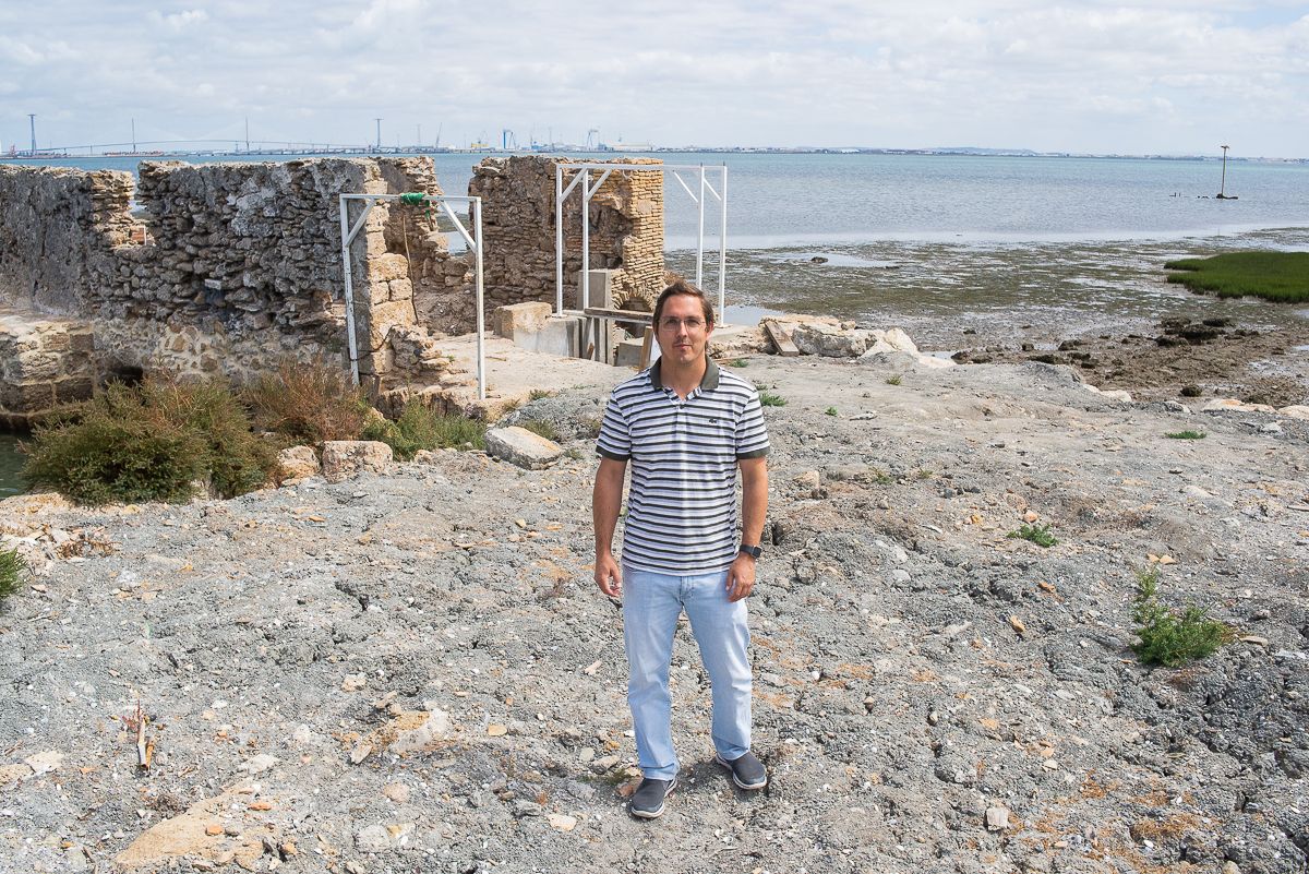 El isleño con el molino de mareas en proceso de rehabilitación.