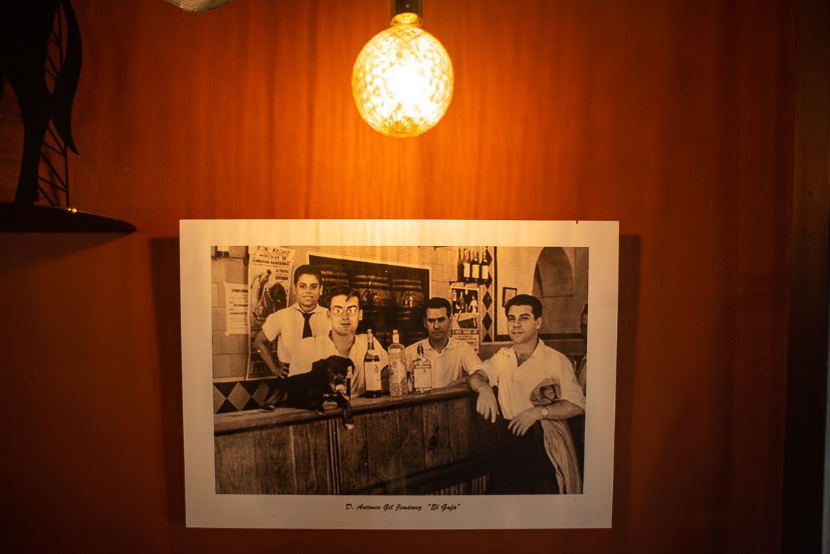 Retrato familiar en la tasca.