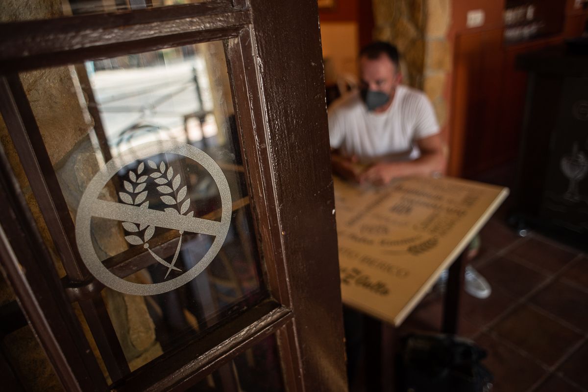 Ventana con el logo 'sin gluten'.