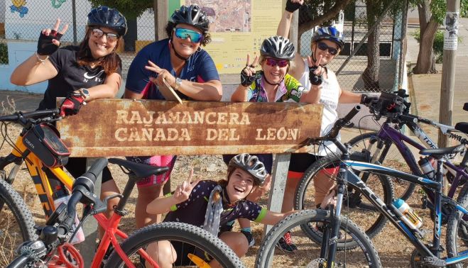 Mujeres del club ciclista Las ciclópatas, en ruta.
