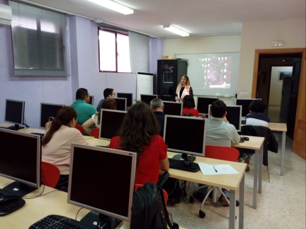 Mercedes impartiendo formación en una asociación de diversidad funcional.  CEDIDA