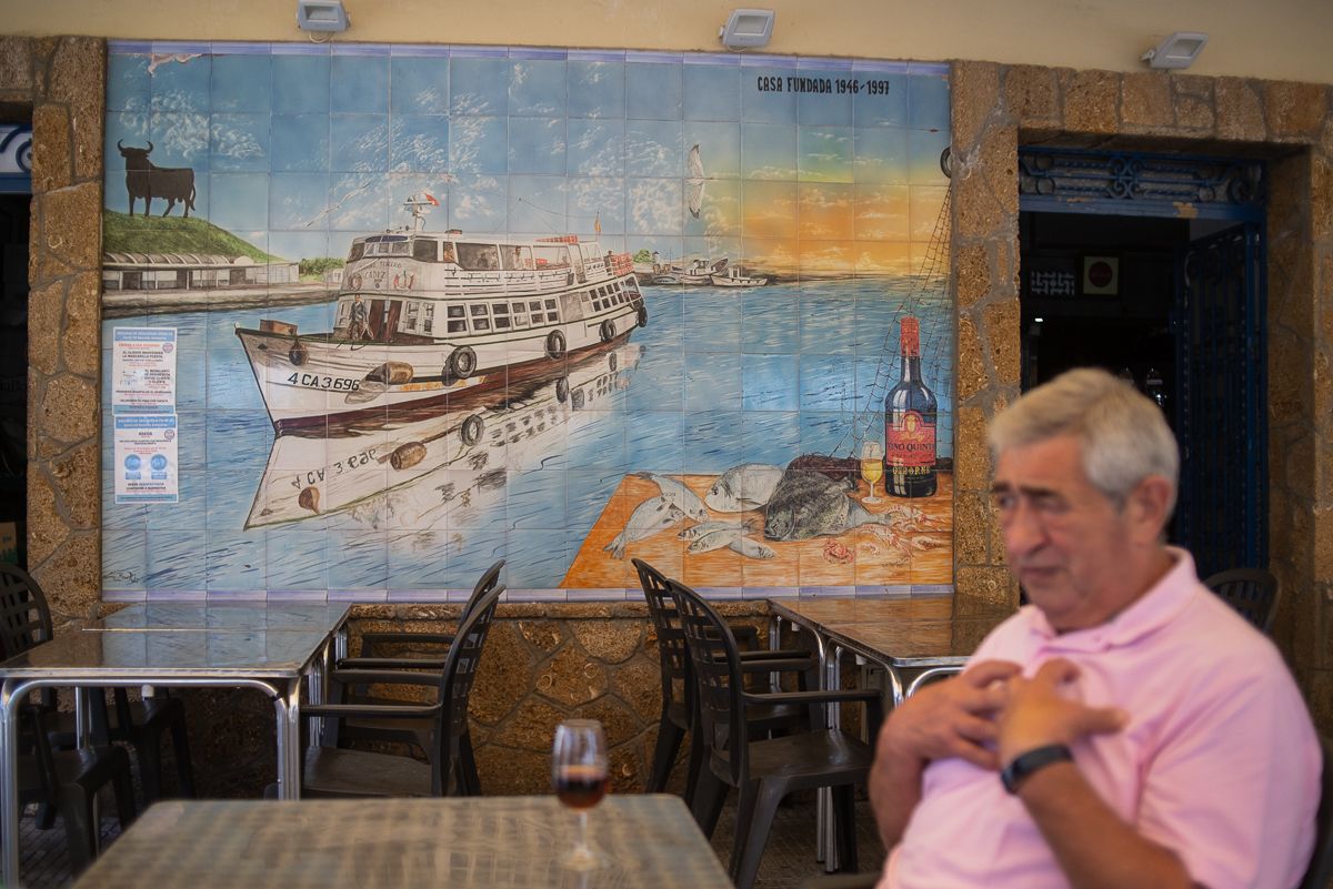 El hostelero portuense en la terraza del histórico local.