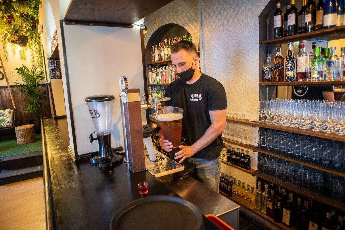David Martínez preparando una torre de cerveza.