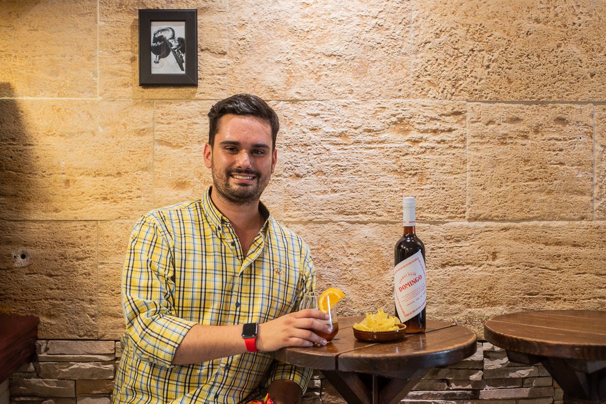 El portuense Alfonso, en Jarana con su vermut casero.