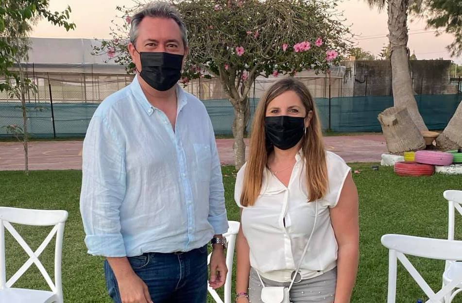 Irene García con Juan Espadas, durante las primarias del PSOE A.