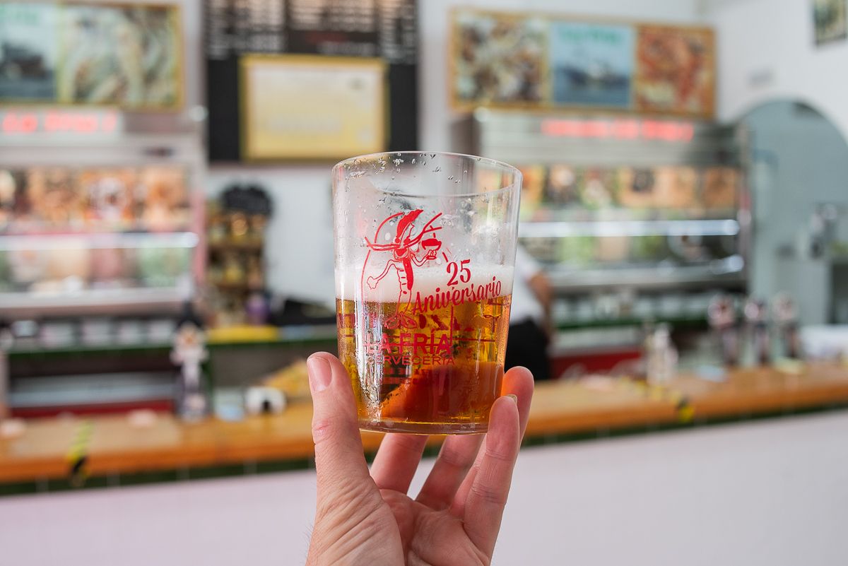 Cerveza de La Fría con el logo del 25 aniversario. 