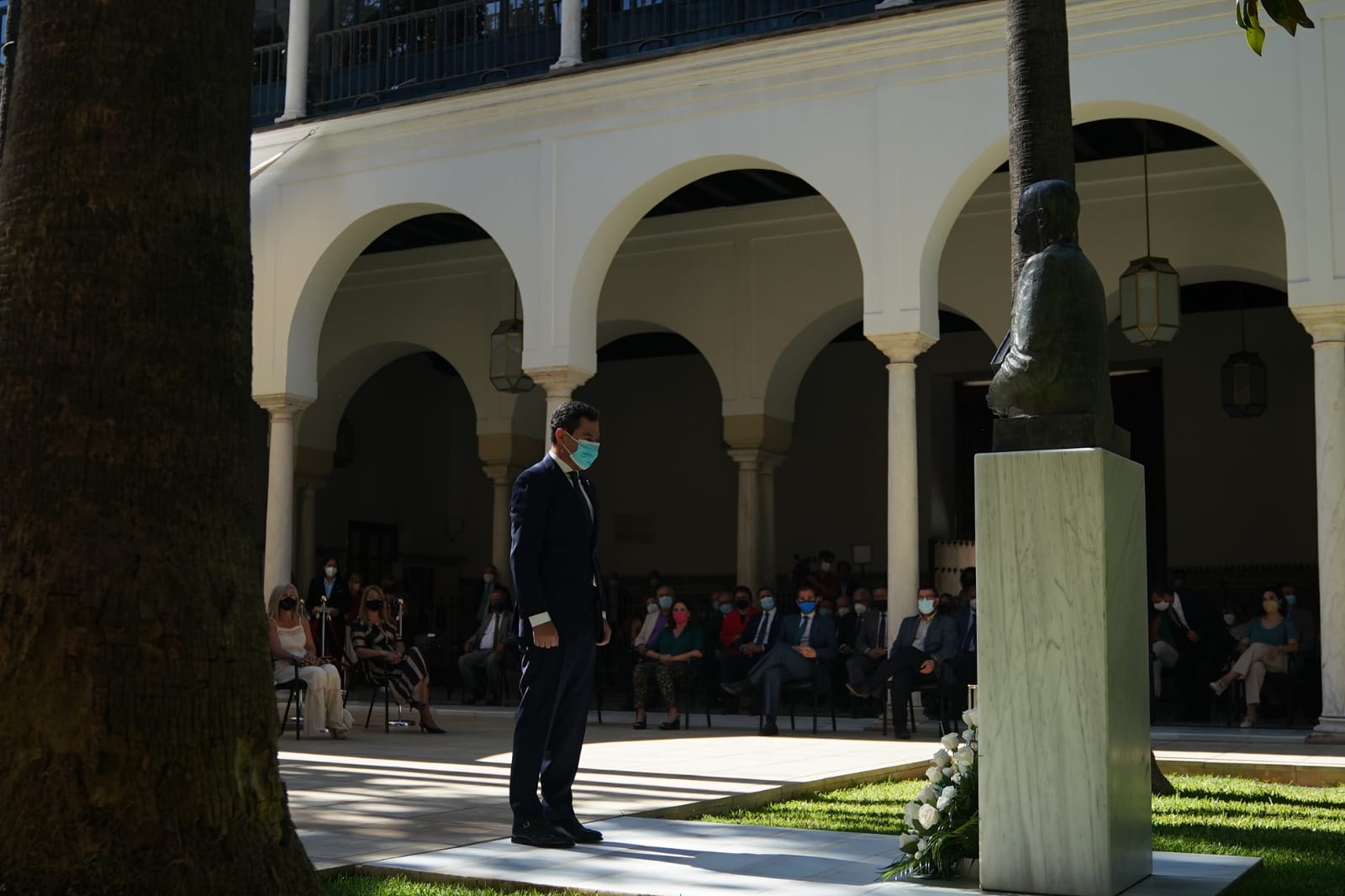 Moreno, ante el busto de Blas Infante en el Parlamento.