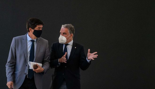 Juan Marín, vicepresidente y responsable de Turismo, con el consejero de Presidencia, Elías Bendodo, este martes.