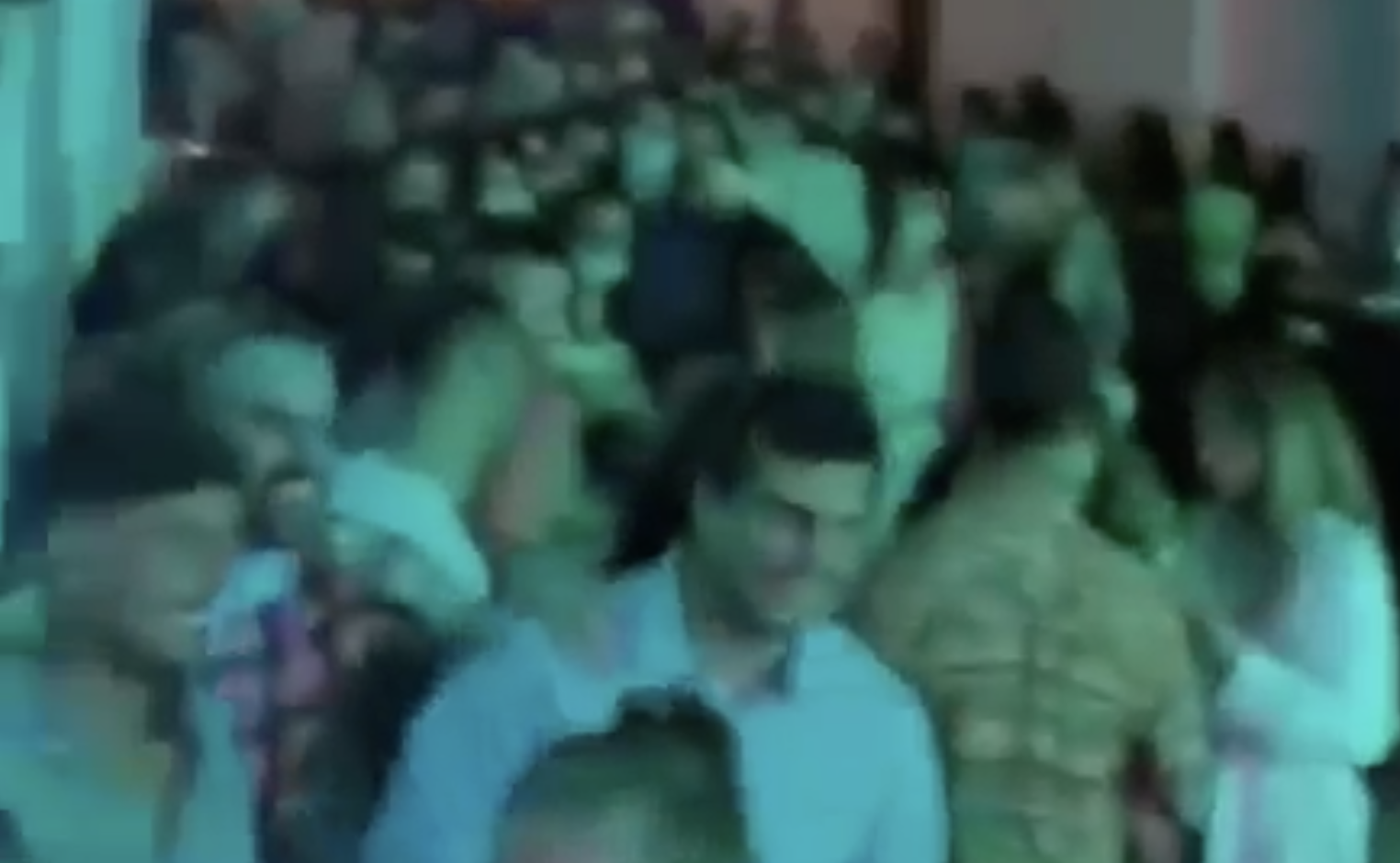 Aglomeraciones de jóvenes de fiesta en Conil, en días pasados.