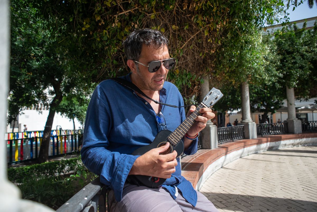 David Gallardo, con un ukelele 'al solecito' de julio. David Gallardo, con un ukelele 'al solecito' de julio.
