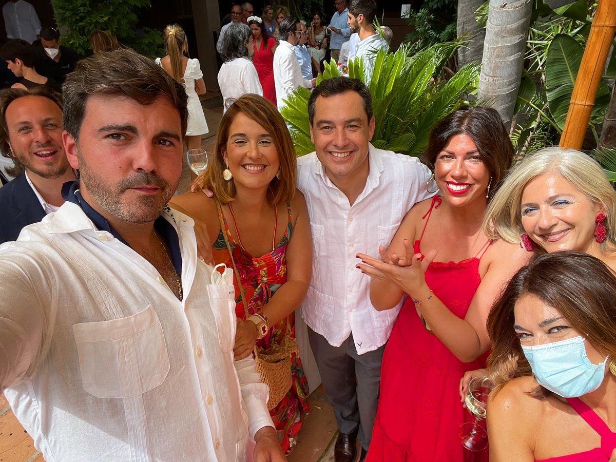 Foto difundida en Twitter, con el presidente Juan Moreno Bonilla y Patricia del Pozo en Tarifa.