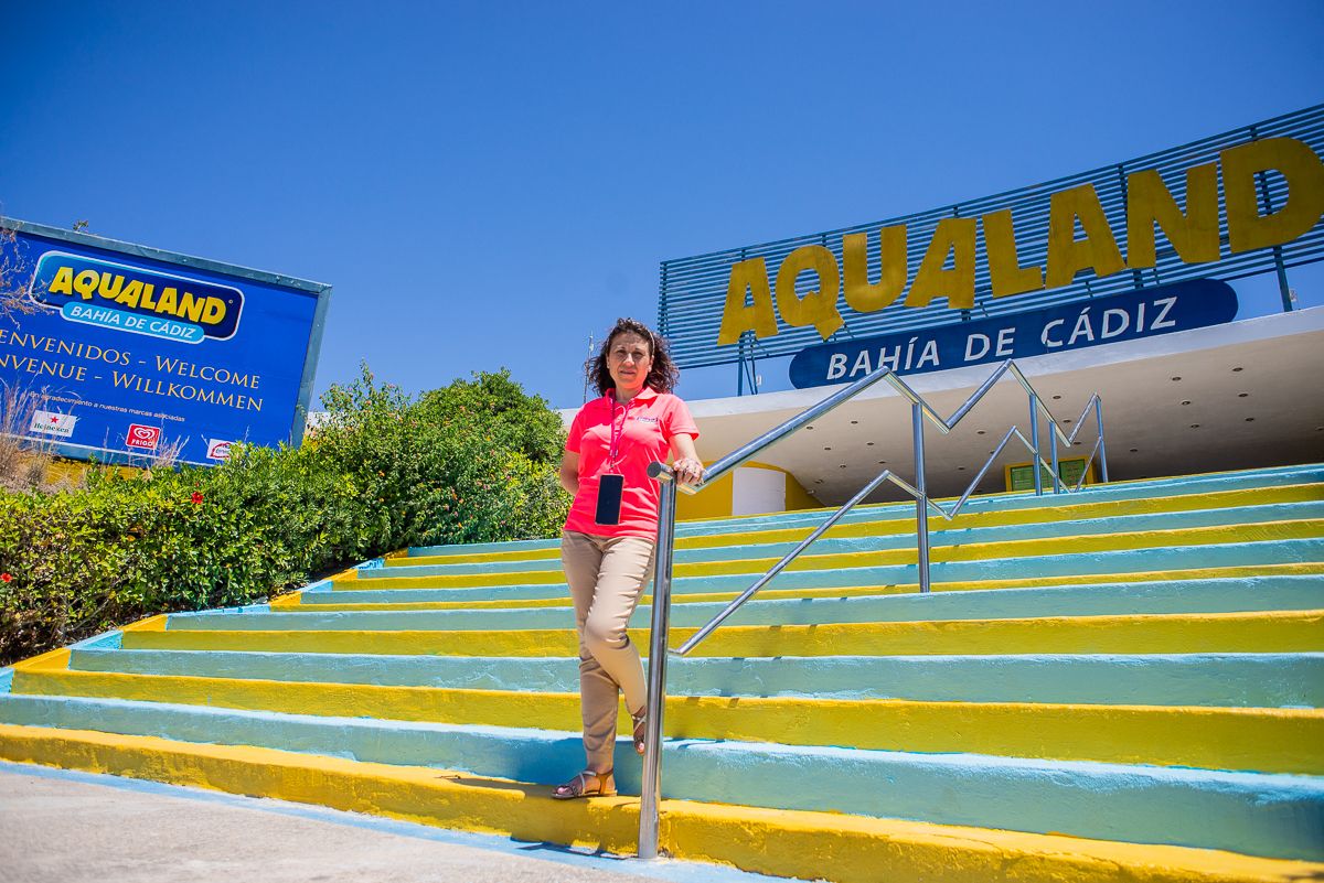 Carmen González en la entrada del parque acuático.