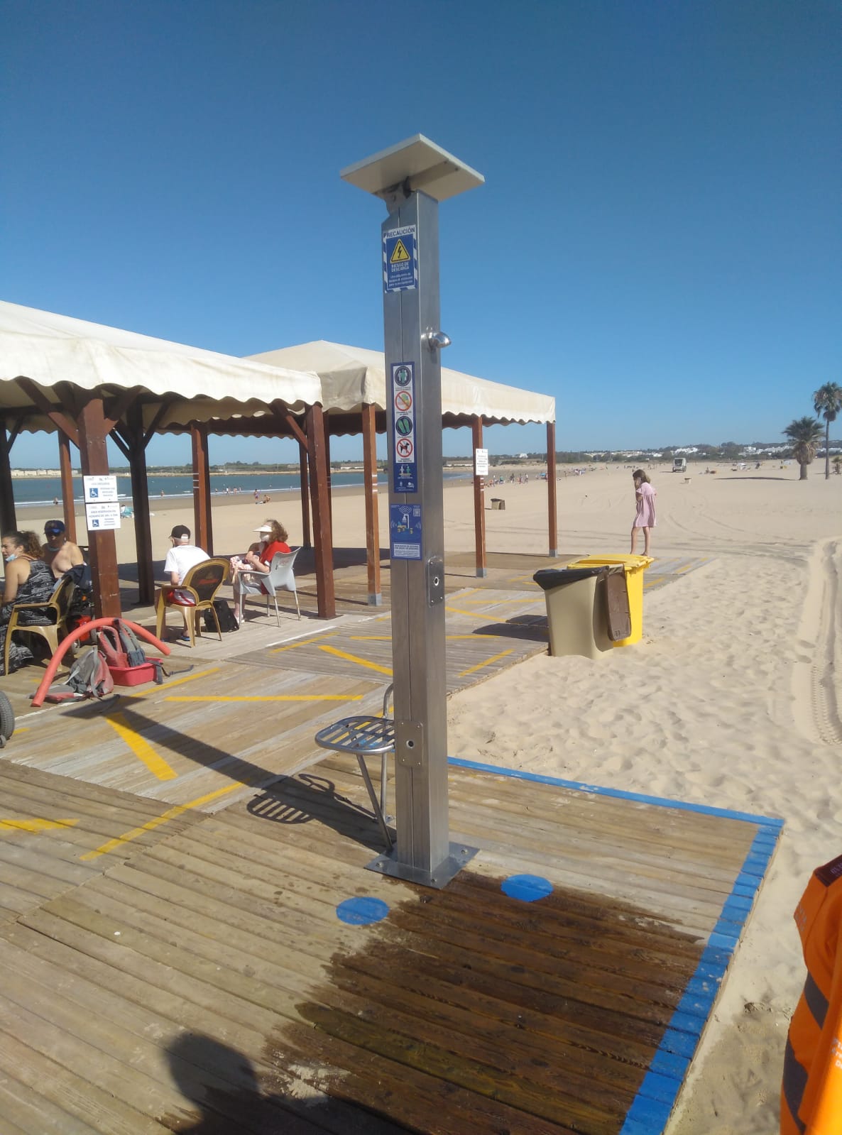 Una de las duchas instaladas en la playa.