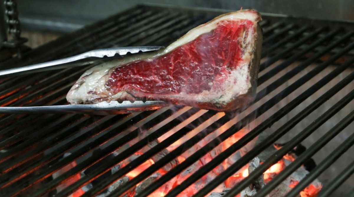 Un trozo de carne a la brasa. Detectado un brote de salmonelosis en Sevilla procedente de un lote en mal estado.