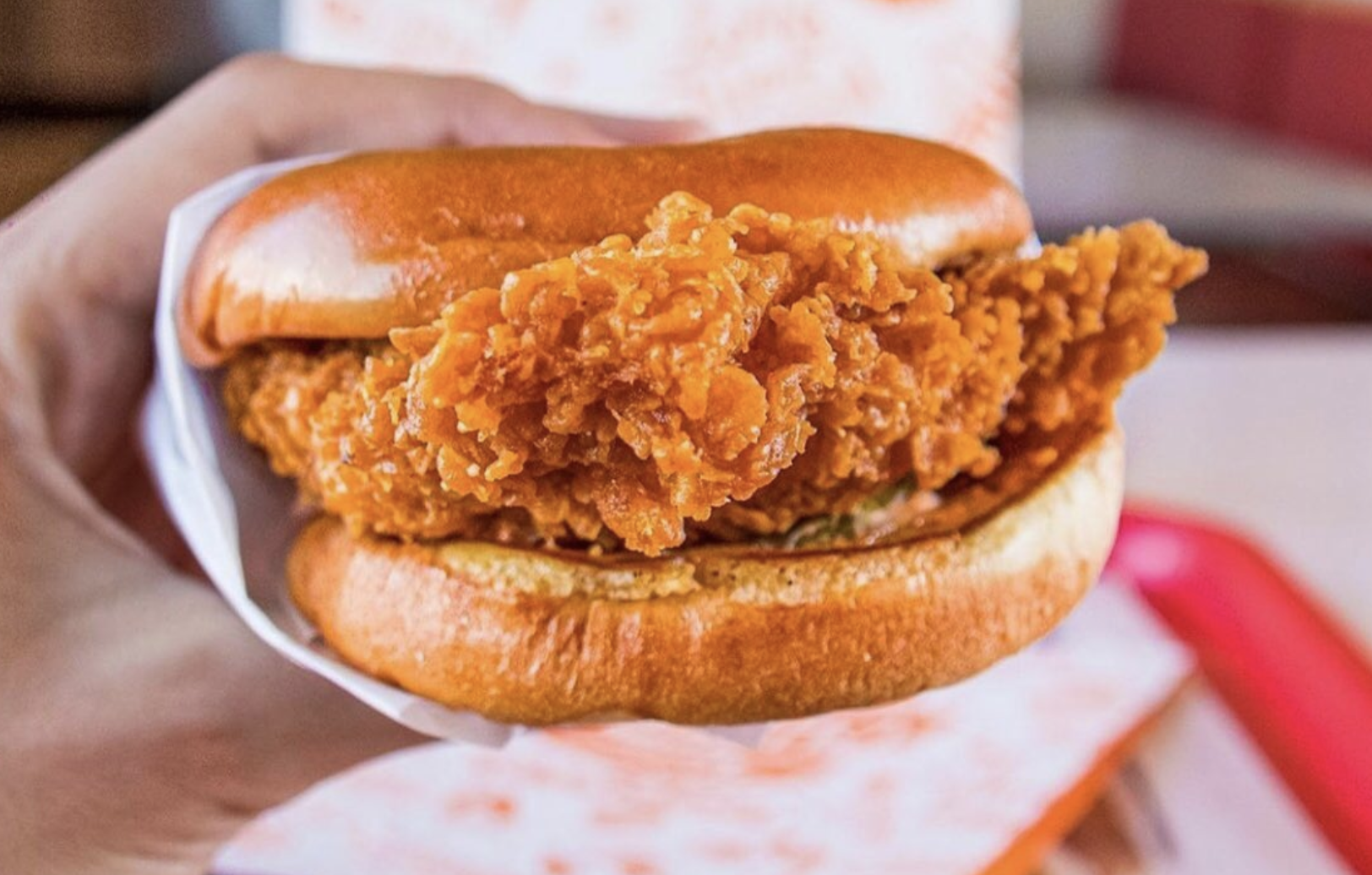 Una de las hamburguesas de pollo frito de Popeyes, en una imagen de la cadena.