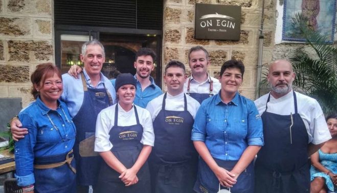 Equipo de On Egin en la puerta del nuevo establecimiento en Cádiz.  ON EGIN
